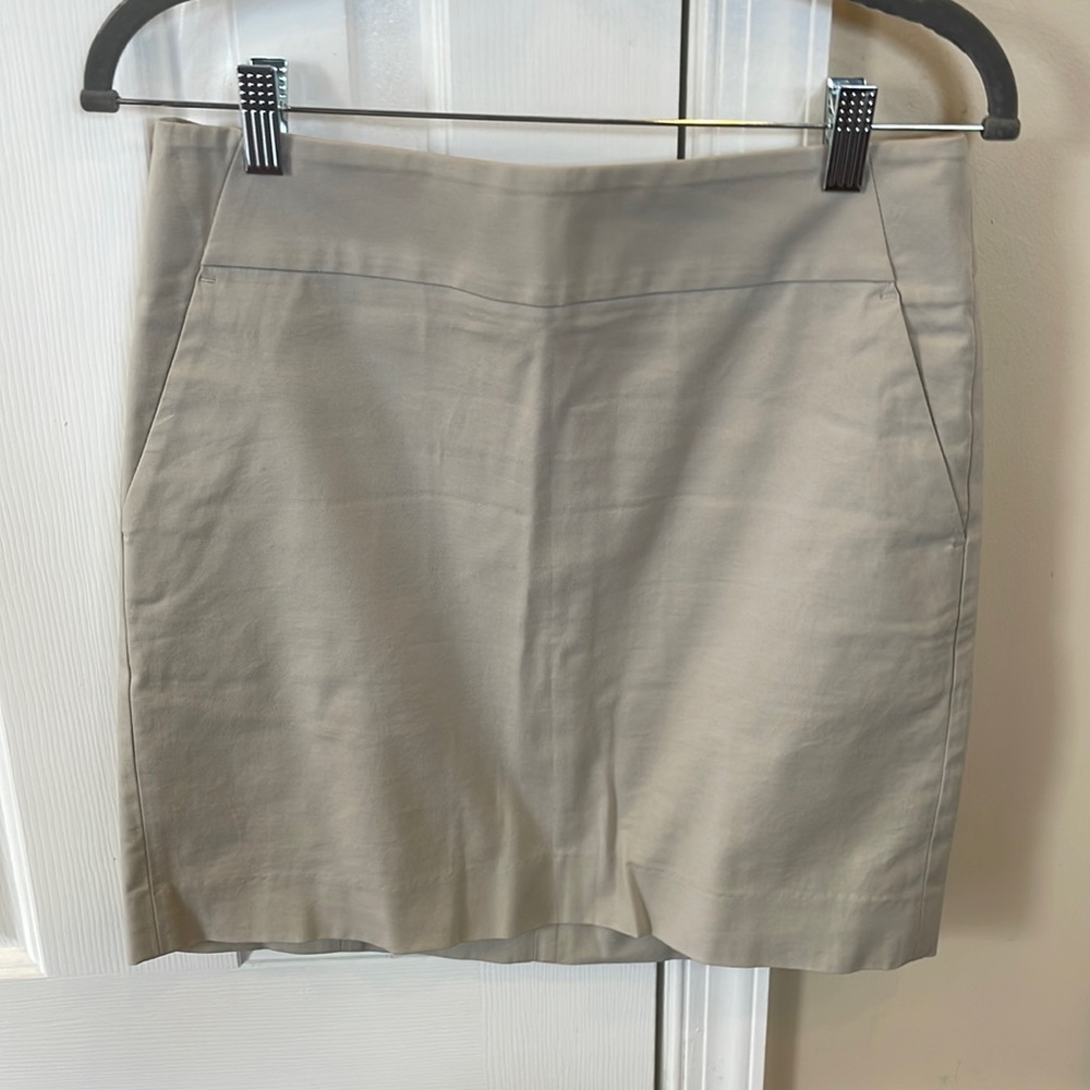 Ann Taylor 4P Beige short pencil skirt